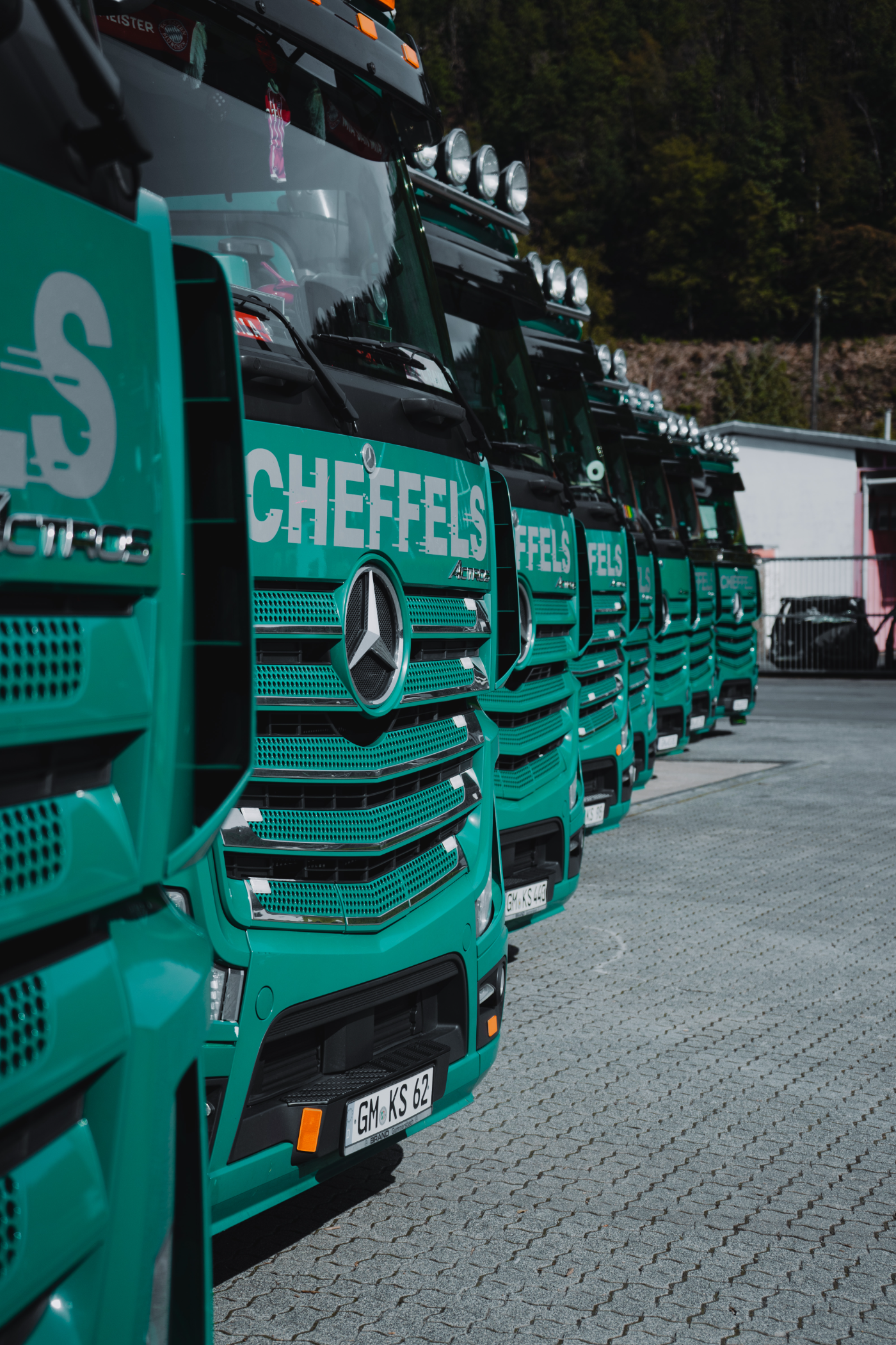 Aufgereihte Mercedes Actros der Spedition Scheffels