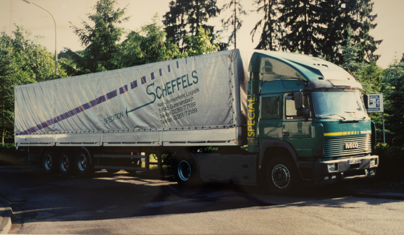 Historischer Iveco-Sattelzug der Spedition Scheffels