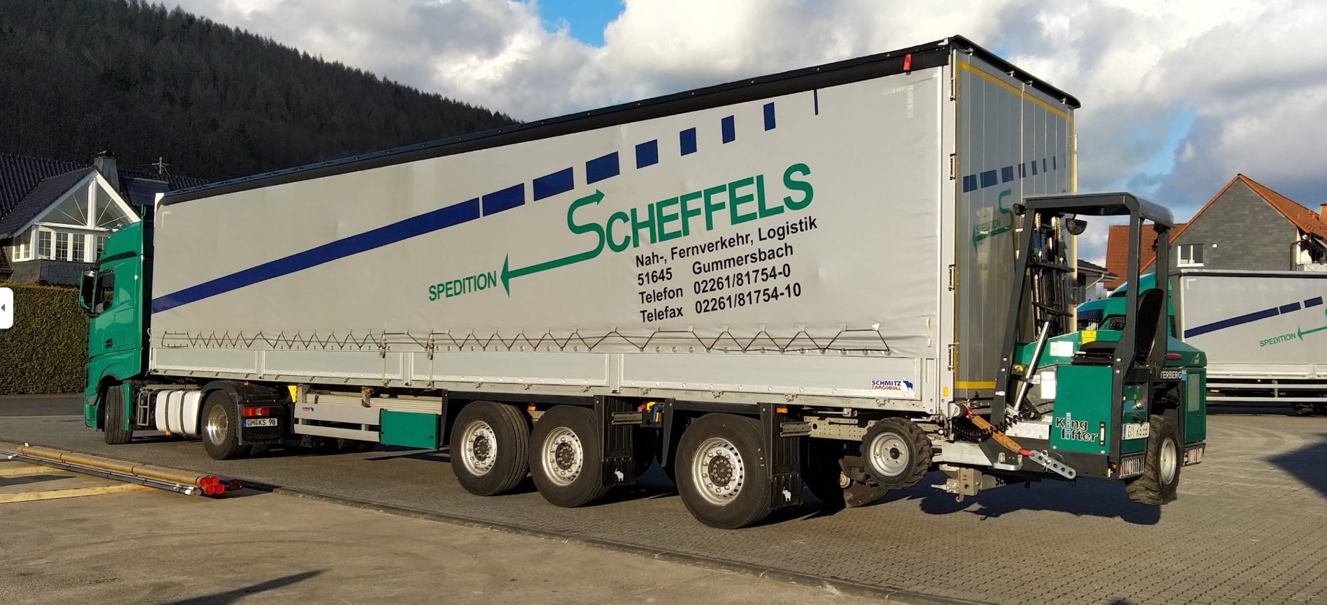 Sattelzug der Spedition Scheffels mit am Heck mitgeführtem Mitnahmestapler